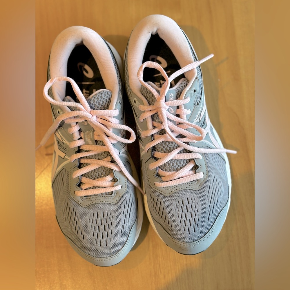 ASICS Women’s Gel Contend 7 running shoe. Gray and Pink. Size 8.5